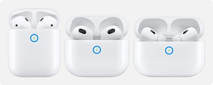 如果AirPods放在充電盒中且盒蓋開著，狀態指示燈顯示的是AirPods的充電狀態。如果AirPods不在充電盒中，指示燈顯示的是充電盒的狀態。綠色表示已充飽電，而琥珀色表示剩不到一次充飽電的電量。
翻攝Apple網站