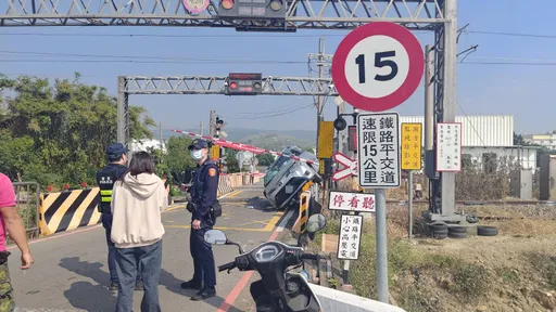 台中21岁女恍神自撞平交道 车子侧倾卡护栏害火车停驶1.5小时
