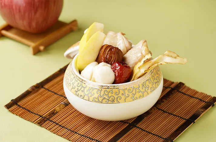 台南遠東香格里拉「醉月樓」中餐廳，期間限定的「蘋果百合蜜棗燉雞湯」。業者提供