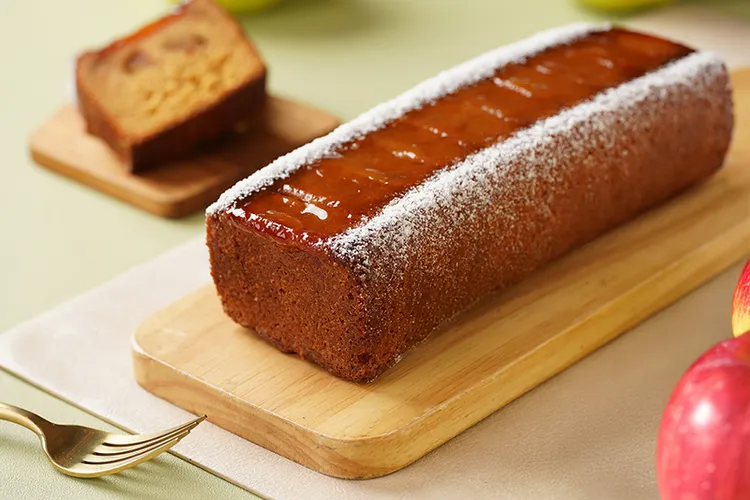 台南遠東香格里拉「品香坊」推出「香草焦糖蘋果蛋糕提供消費者單片及整條蛋糕選擇。業者提供