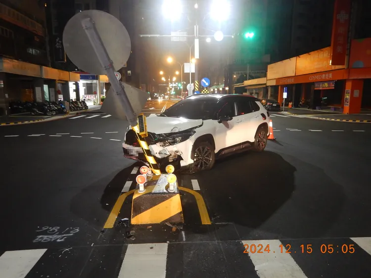 今天凌晨4時許在進化北路、永興街口也有車輛撞上行人庇護島。民眾提供