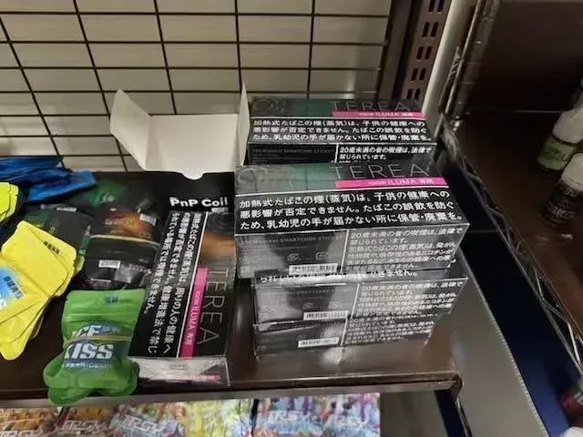 嘉義民雄警方查緝電子煙油商扣押喪屍煙彈毒品，現場同時發現疑似水貨夾帶入台的日本品牌加熱菸。警方提供