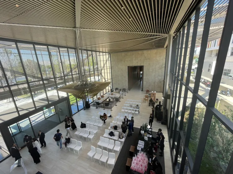 華固客戶服務中心佔地近1500坪，內部挑高氣派。張瑞傑攝