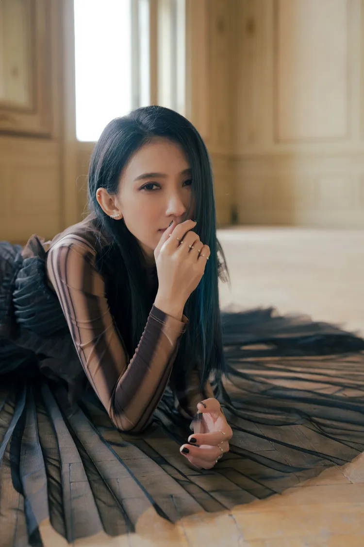 今（3日）公開的最新MV《沉默 Silence》，將觀眾帶回到情緒張力滿點的戴佩妮。妮樂佛提供