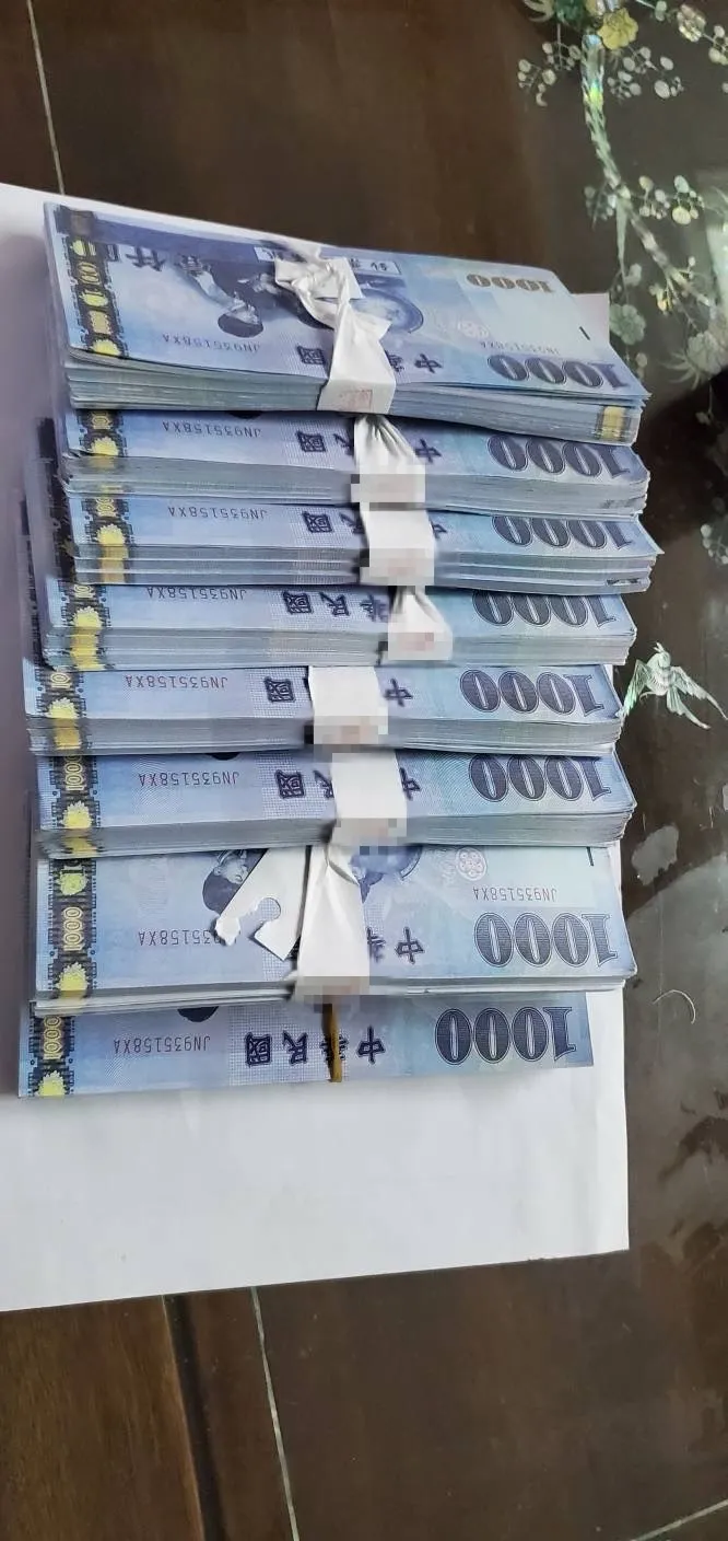 警方特意準備大量假鈔給被被害劉姓婦人，讓她面交給洪柏葳後趁機抓人。翻攝畫面