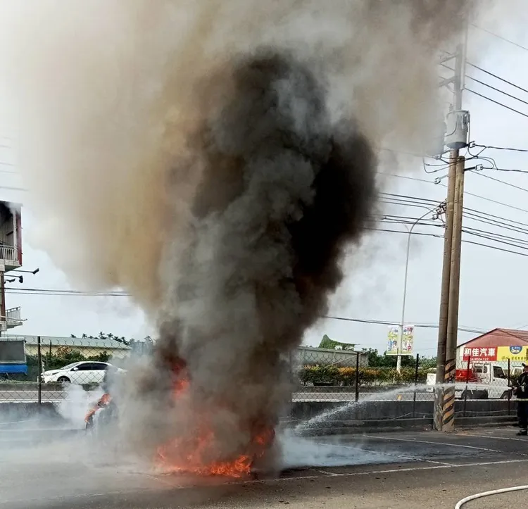 豬腳店停車場火燒車，消防隊到場滅火。翻攝畫面