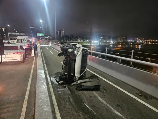 搞烏龍!新北競速飆車撞分隔島案情「逆轉」 車主坦承「超車距離沒算好」