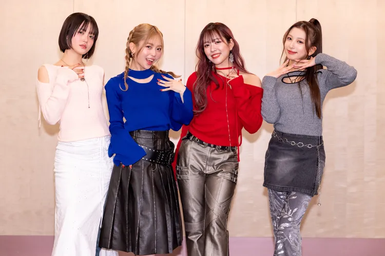 @onefive成員SOYO（左起）、MOMO、KANO、GUMI擺出「我很辣」的動作。台南好young提供