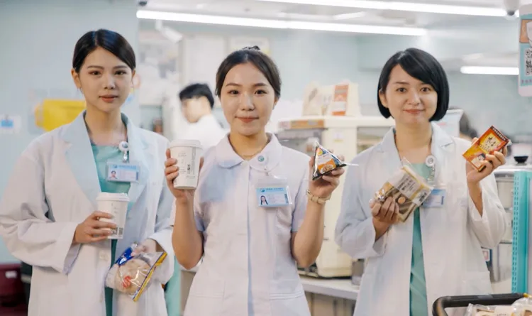 中醫大附醫新進護理師月薪就有5萬元以上，輪三班者年薪更可突破百萬元。中醫大附醫提供