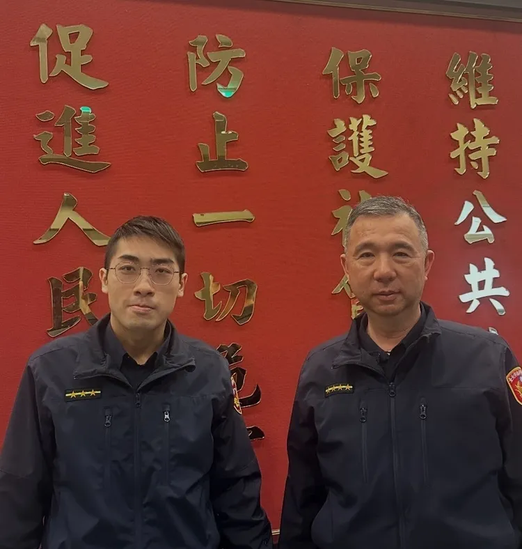 松山巡佐蔡崇群、警員王子源到場發現老婦人遇詐，柔性勸說將其600萬元辛苦積蓄救回。警方提供