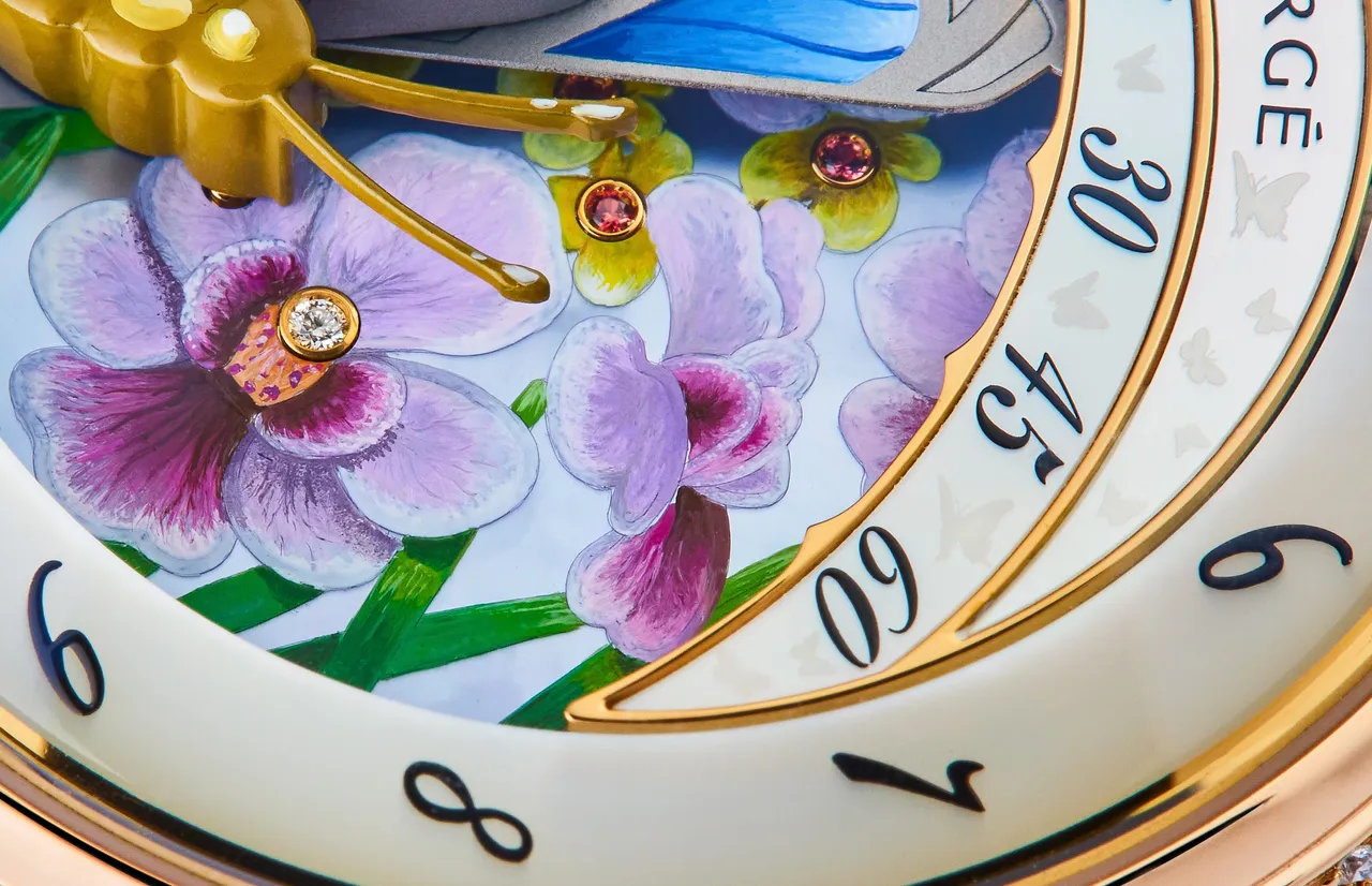 小時圈與分針圈由珍珠母貝手工製成，錶盤上飾有微繪花卉圖案與手工鑲嵌的粉紅藍寶石。品牌提供