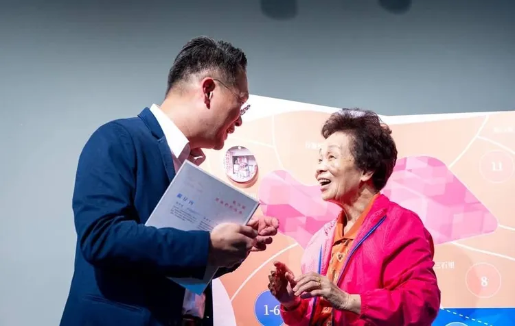 蘇俊賓與謝詹春花。蘇俊賓提供