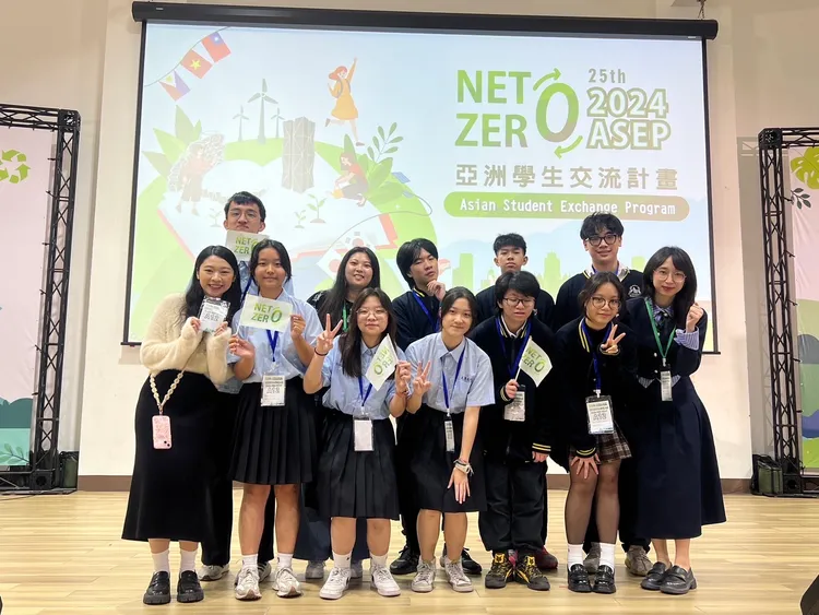 左營高中與越南聖母峰中學團隊合作挑戰2024年亞洲學生交流計劃，榮獲最高榮譽白金獎。教育局提供