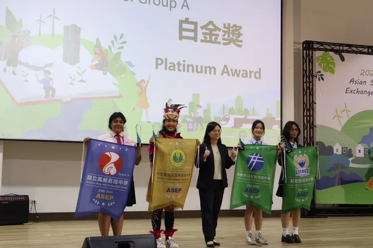 左營高中與越南聖母峰中學團隊合作挑戰2024年亞洲學生交流計劃，榮獲最高榮譽白金獎。教育局提供