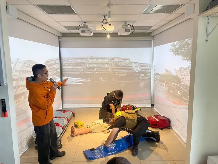 沉浸式訓練系統為救護情境模擬教學的先驅。消防局提供