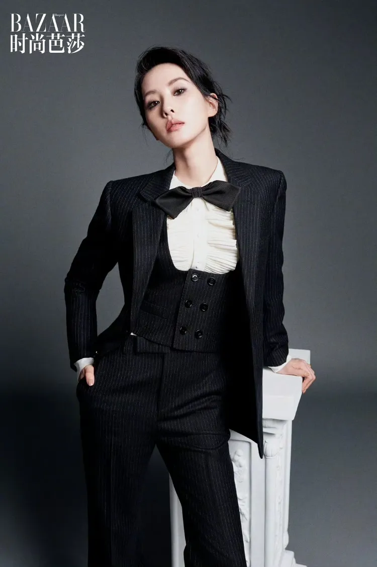 劉詩詩穿著黑色條紋西裝套裝相當瀟灑。翻攝《時尚芭莎》微博