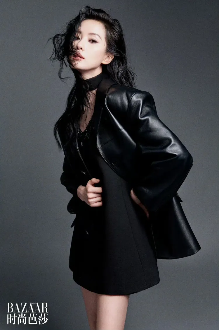劉詩詩換上皮革外套、網紗上衣搭配煙燻妝演繹龐克搖滾風。翻攝《時尚芭莎》微博