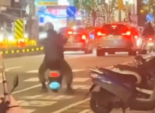 中壢街頭「翹孤輪」耍帥 警查到騎士了!危險駕駛恐噴3.6萬