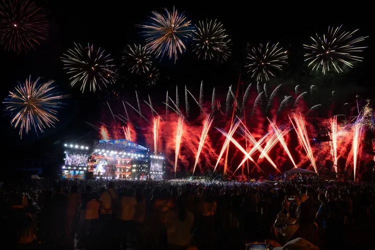 目跨年煙火秀，今年不只數量超過一萬發，高空煙火更施放多種不同大小，包含3吋、5吋、6吋、10吋、12吋，最大施放到16吋。臺東縣政府文化處-藝文推廣科提供