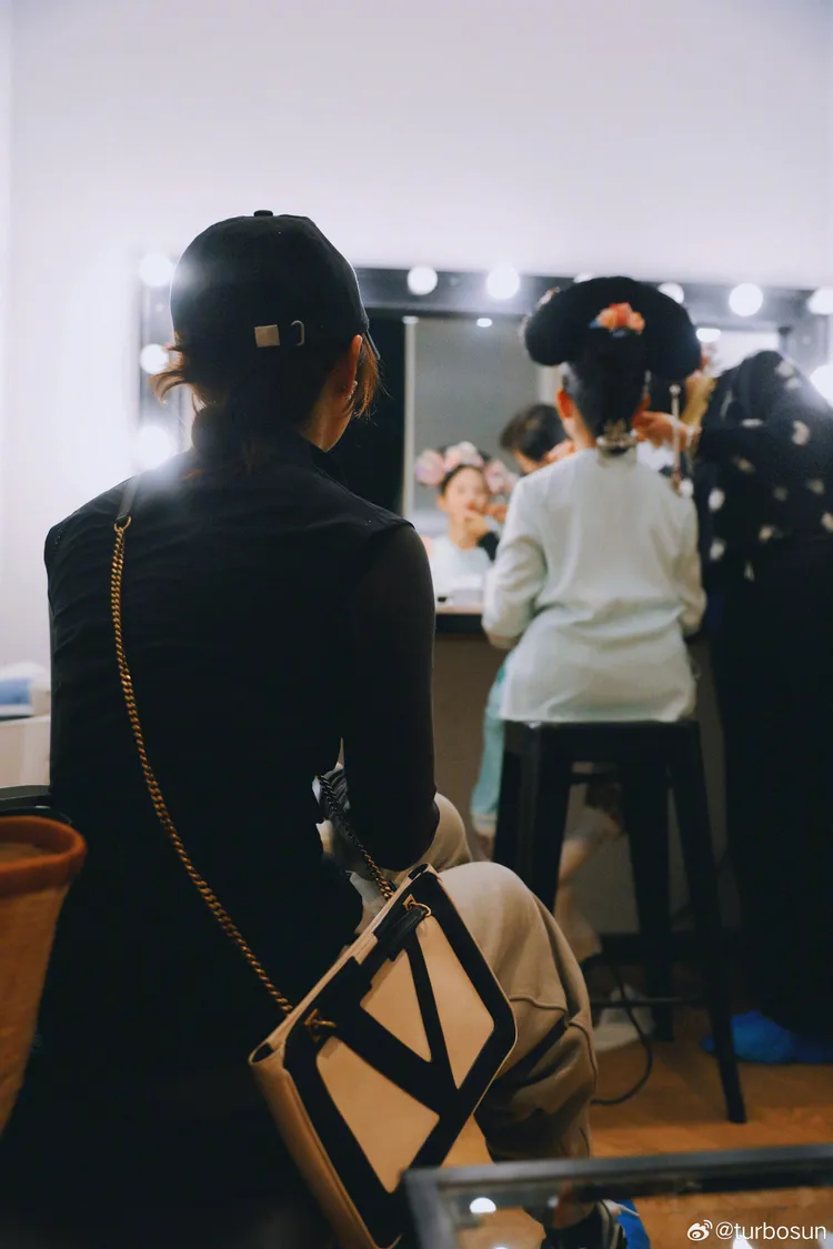 孫儷陪女兒化妝。翻攝孫儷微博