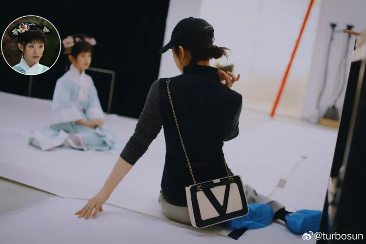 孫儷細心指導，女兒小花的扮相還原程度極高。翻攝孫儷微博