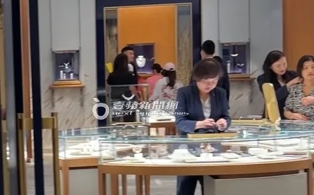 王齊麟小倆口曾被拍到一同逛法國珠寶品牌Chaumet看鑽戒。特勤中心攝