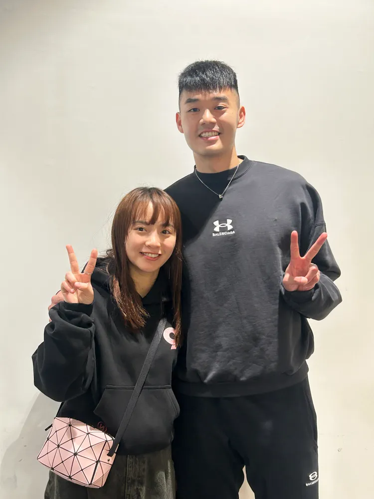 王齊麟（右）求婚隔天就帶著未婚妻陳詩媛前去欣賞周杰倫演唱會。杰威爾提供