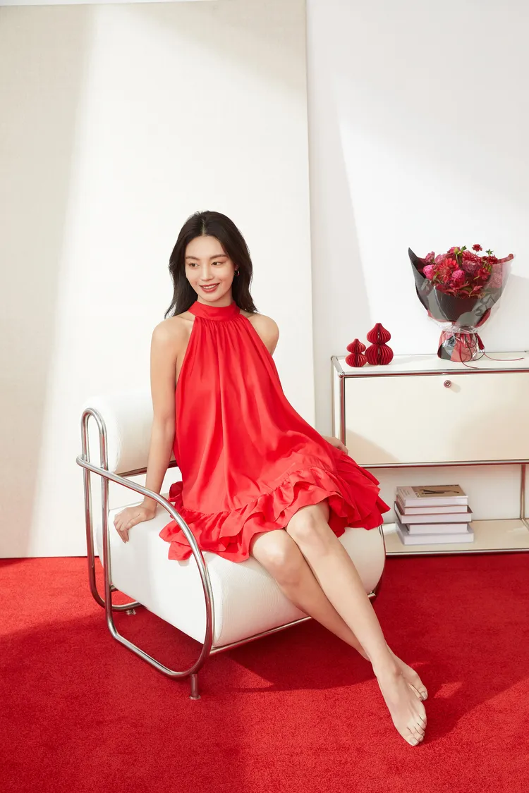 alice + olivia新年系列ERNA削肩迷你裙，1萬4900元。品牌提供