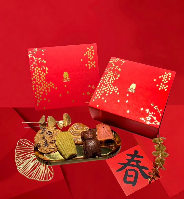 alice + olivia推出結合潮流與食尚的新年禮盒。品牌提供