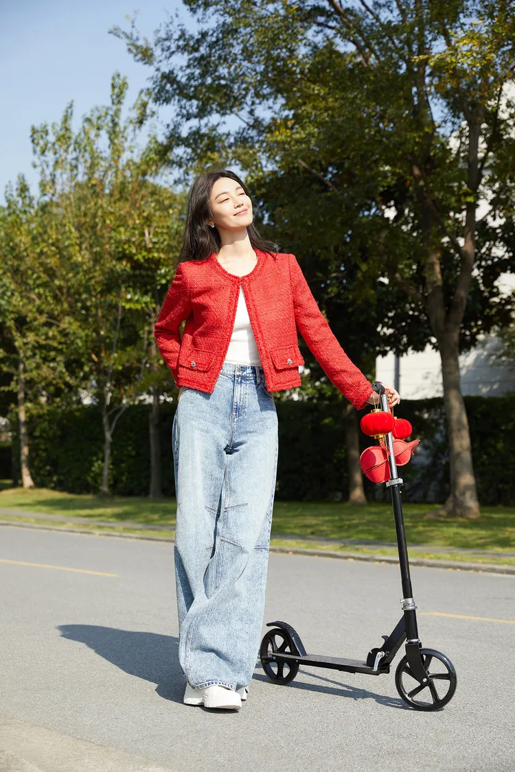 alice + olivia新年系列LANDON粗花呢短款夾克，2萬2900元。品牌提供