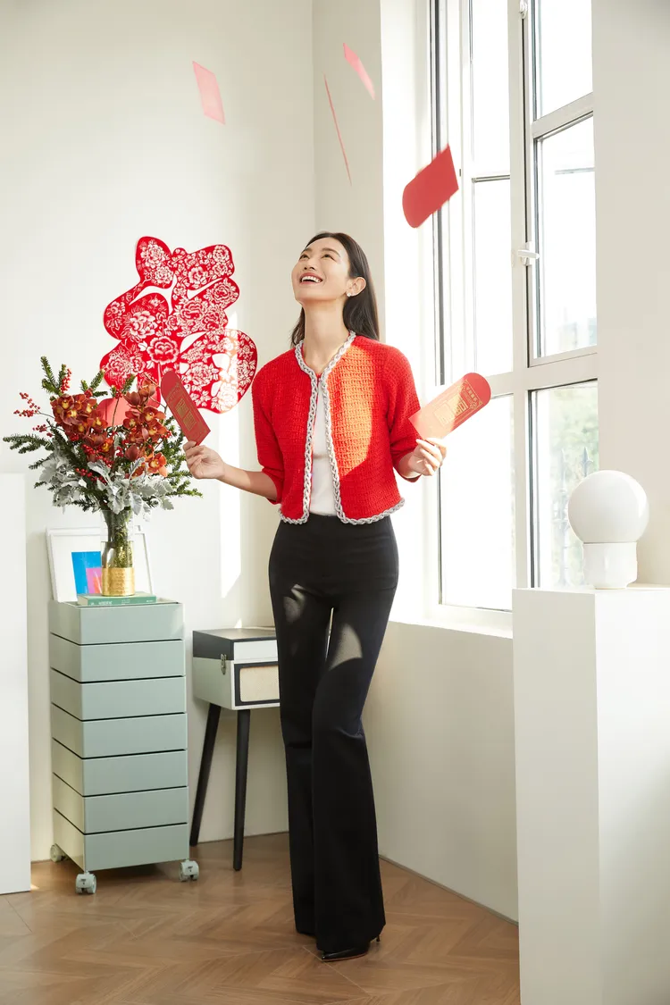 alice + olivia新年系列AKIRA水鑽針織外套，2萬2900元。品牌提供