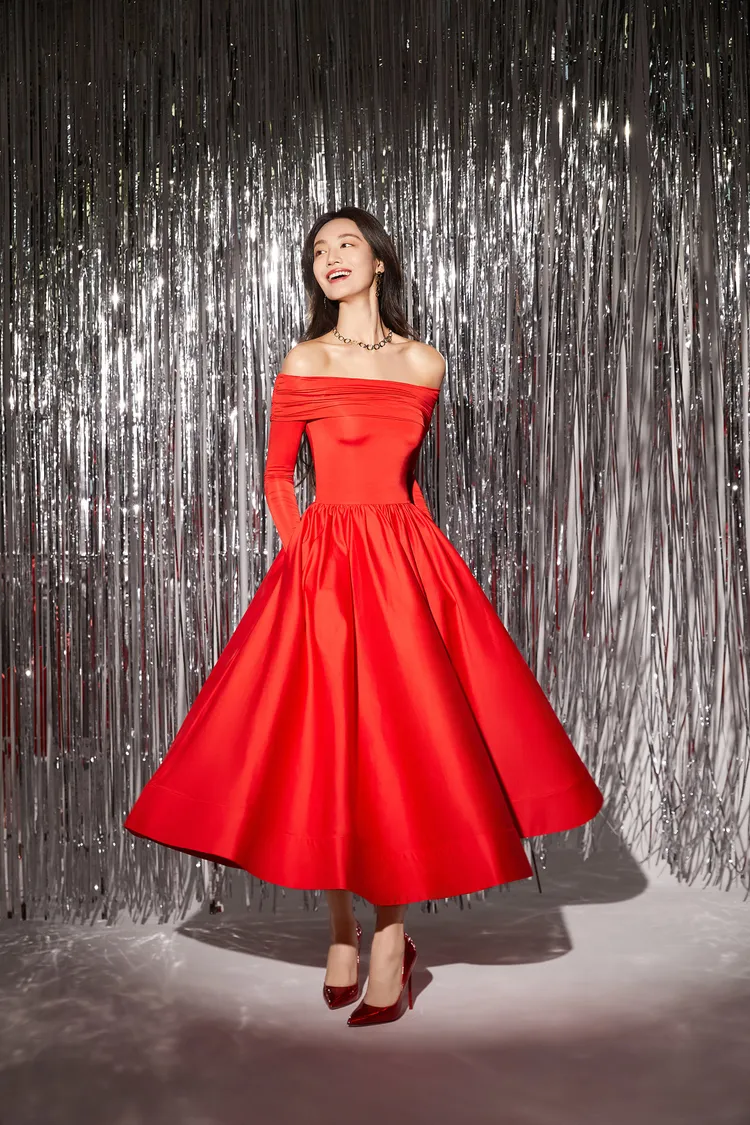 alice + olivia 新年系列CHARA一字肩中長裙，2萬1500元。品牌提供