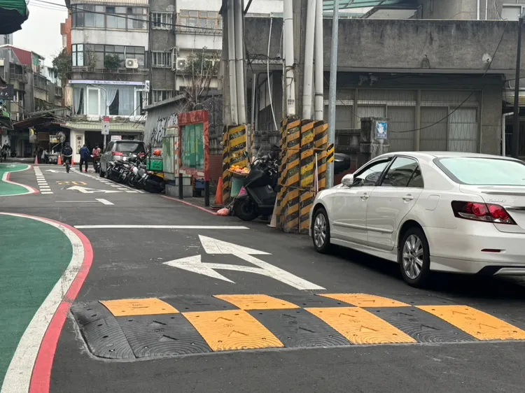 龍泉街巷內設置2個緩衝帶以及波浪人行道。記者張綵茜攝