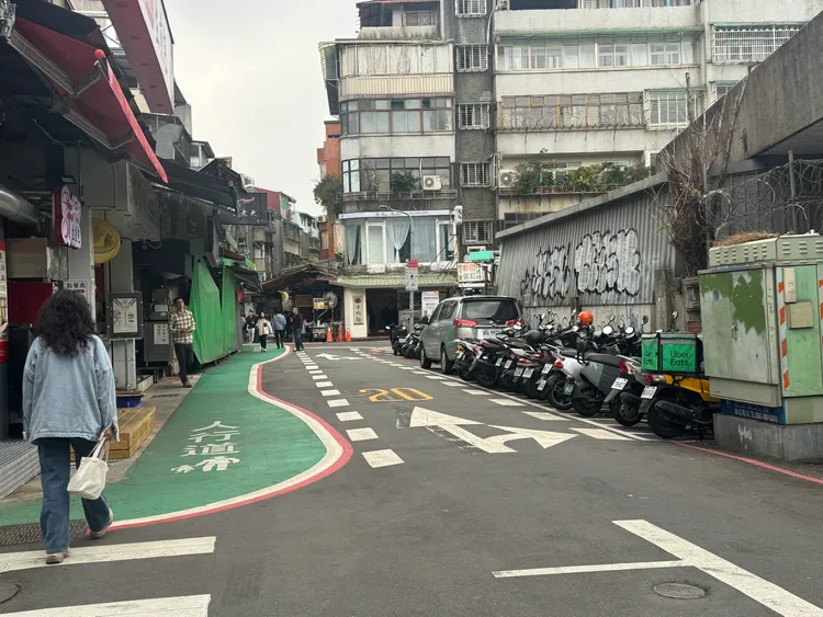 龍泉街汽車車速相較實施前下降25%。記者張綵茜攝