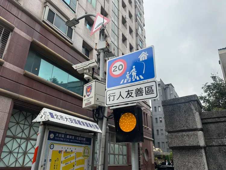 行人優先區內的汽、機車與行人發生肇事，行人無肇責。記者張綵茜攝