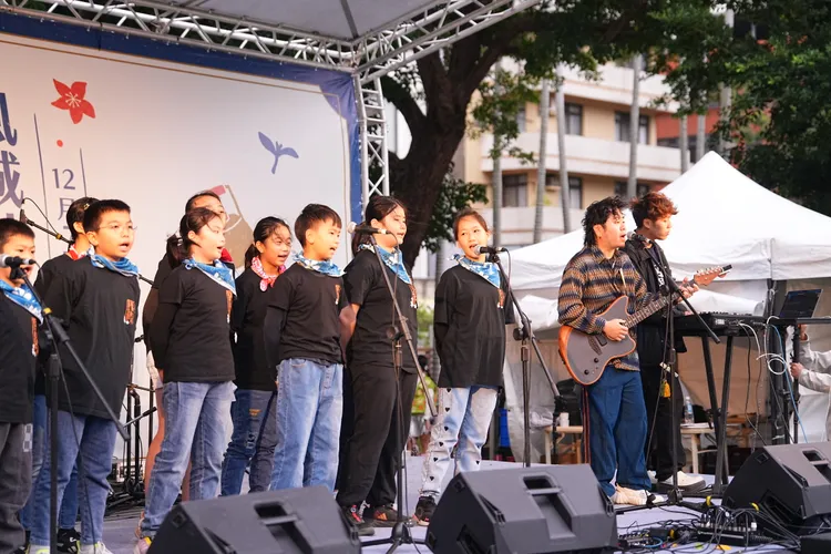 金曲歌王羅文裕與關埔國小的J HALL樂團一起演出。新竹市府提供