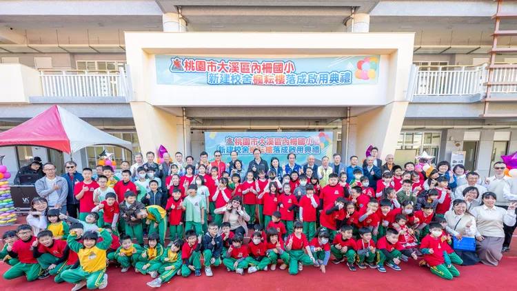 張善政等人主持大溪內柵國小新建校舍楓耘樓啟用典禮。桃園市府提供