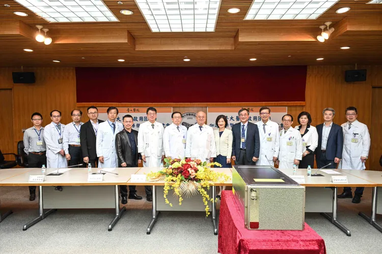 台大醫院在記者會中宣布正式啟用兩台最新的DGX H200超級電腦。台大醫院提供