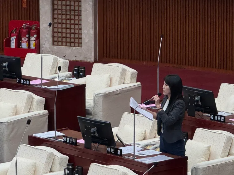 耿葳針對大巨蛋多項爭議進行質詢。記者張綵茜攝