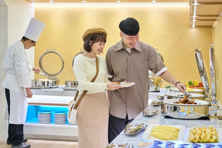 「福容徠旅中壢」早餐延續品牌風格，提供美味的自助式生鮮蔬菜與湯品，以及咖啡飲料。業者提供