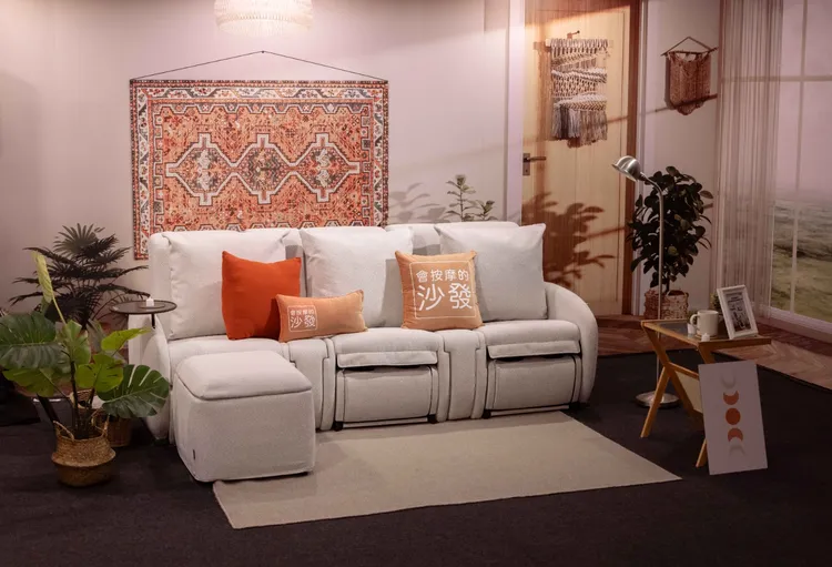 「沙發天后」搭載OSIM獨家AI養身科技，能透過PPG技術測量心率與呼吸頻率，分析壓力指數，並提供專屬的按摩方案。OSIM提供