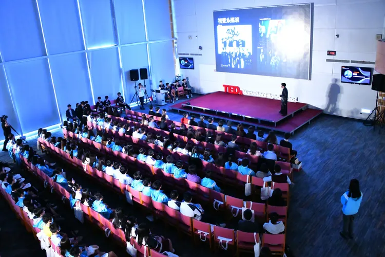 眠氣樂團吉他手洪誠雖面臨重重困難與反對，依然堅持音樂夢。校方提供