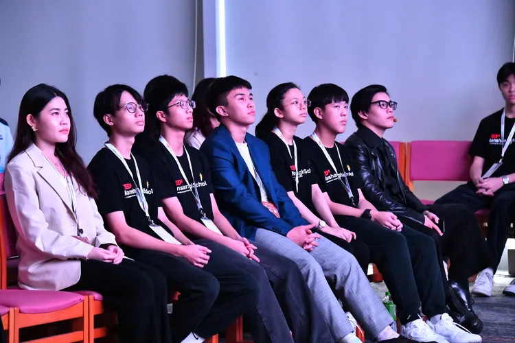 TED現場講者與介紹者認真聆聽。校方提供