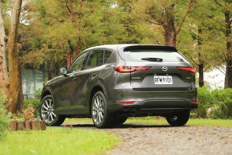 車尾以細長型的橫幅尾燈組呈現了家族化韻味之餘，也利用尾門厚實的弧線，創造出豐富的立體視覺。林浩昇攝