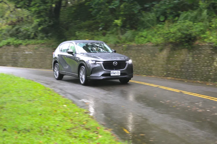 CX-60 25S線性從容的加速反應，搭配Mazda自行開發的8速手自排，積極且流暢的銜接反應，展現行雲流水的姿態。林浩昇攝