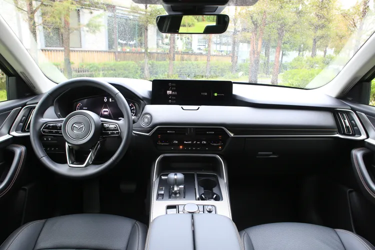 車艙可感受到Mazda擅長營造趨近於豪華車的氛圍，並搭載12.3吋的數位儀表及12.3吋的多媒體顯示幕。林浩昇攝