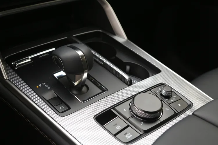 排檔桿採用電子線傳介面，中央螢幕功能操作仍需以後方旋鈕及控鍵進行。林浩昇攝