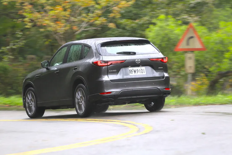 後驅設定的25 S Elite Plus，在彎道中相較於四驅車型擁有更輕盈活潑的轉向反應，在20吋圈胎及偏向運動設定的避震阻尼搭配下，確實展現出同尺碼SUV車型中相對靈活的身手。林浩昇攝