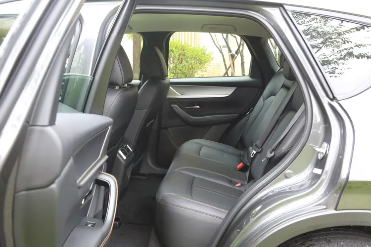 CX-60尺碼略大於CX-5，後座當然也帶來更好的空間開闊度，除了有後座出風口，椅背也提供兩段傾斜調整。林浩昇攝