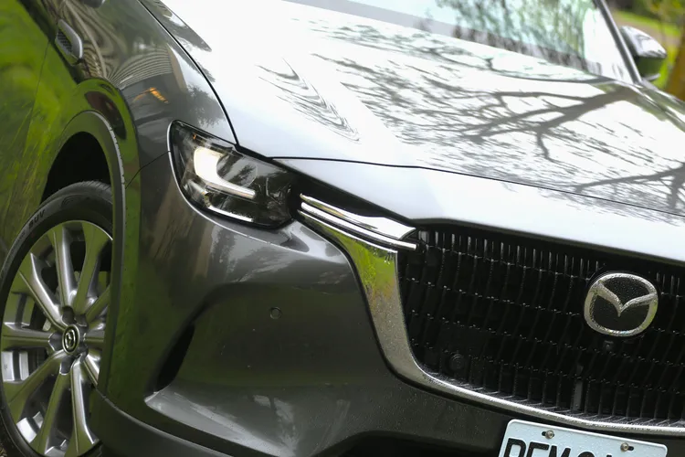 車頭向兩旁延伸飛翼式的鍍鉻飾條，搭配銳利深邃的LED頭燈，將雅緻與運動元素巧妙融合。林浩昇攝